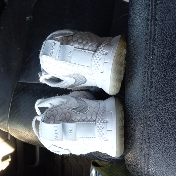 Nike Lebrons Akron 330 Witness size 9 white and chrome - Picture 2 of 3